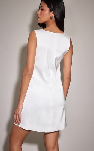 White Robe Droite Courte En Satin À Encolure Arrondie | Taille 32 - PrettyLittleThing - Modalova