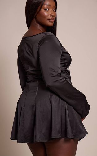 Black Robe Courte Grande Taille En Satin À Manches Longues | Taille 44 - PrettyLittleThing - Modalova