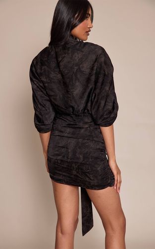 Black Robe Mini Col V En Satin Imprimé | Taille 42 - PrettyLittleThing - Modalova