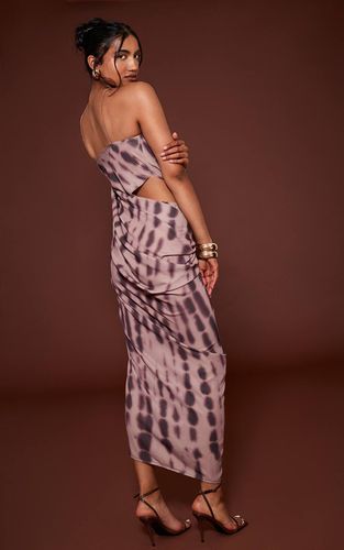 Brown Robe Midaxi En Mousseline À Imprimé Abstrait Avec Drapé Et Découpes | Taille 32 - PrettyLittleThing - Modalova