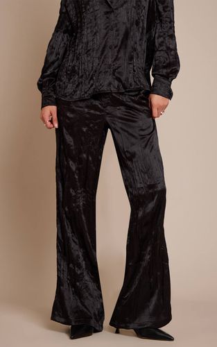Black Pantalon Large En Satin Texturé | Taille 42 - PrettyLittleThing - Modalova