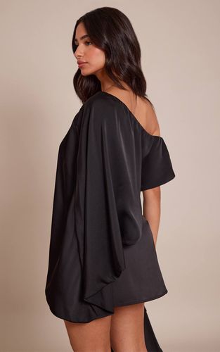 Black Haut Cape Asymétrique En Satin Petite | Taille 32 - PrettyLittleThing - Modalova
