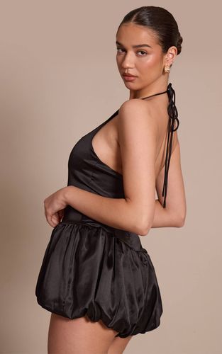 Black Combinaison-short Satinée Dos Nu À Jambes Bouffantes | Taille 42 - PrettyLittleThing - Modalova