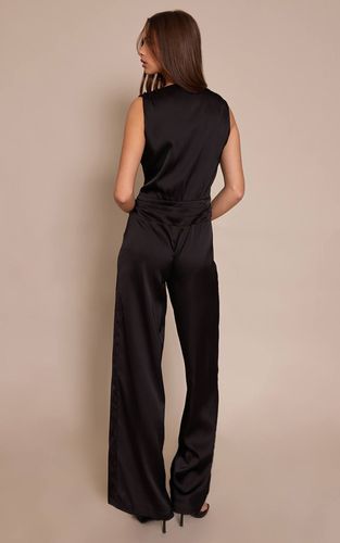 Black Combinaison-pantalon En Satin À Décolleté Plongeant Et Taille Basse | Taille 42 - PrettyLittleThing - Modalova