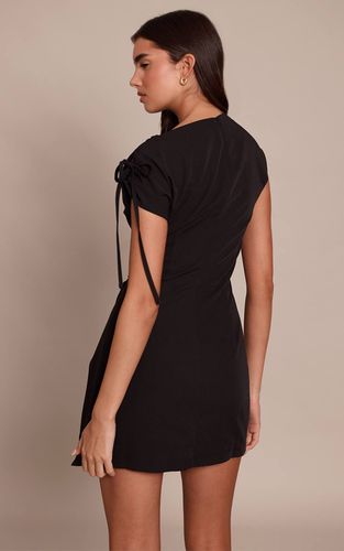 Black Robe Droite À Manches Courtes Avec Détails Boutonnés | Taille 32 - PrettyLittleThing - Modalova