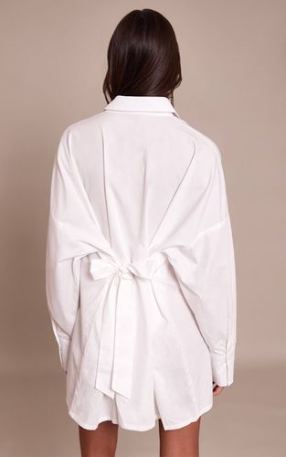 White Robe Chemise À Manches Longues Avec Détail De Lien Dans Le Dos | Taille 34 - PrettyLittleThing - Modalova