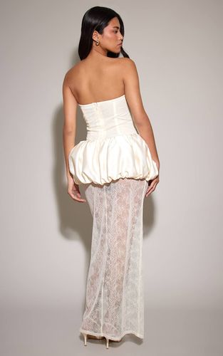 Cream Robe Longue En Dentelle À Détail Bouffant | Taille 42 - PrettyLittleThing - Modalova