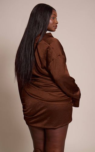 Brown Chemise Grande Taille Satinée Texturée À Décolleté Plongeant | Taille 46 - PrettyLittleThing - Modalova