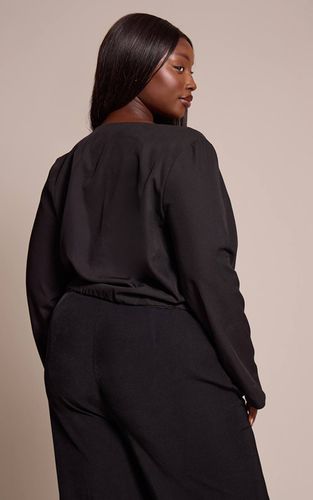Black Haut Grande Taille Drapé Tissé À Décolleté Plongeant | Taille 44 - PrettyLittleThing - Modalova