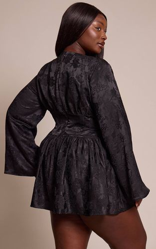Black Robe Mini Grande Taille À Manches Évasées En Jacquard Floral | Taille 46 - PrettyLittleThing - Modalova