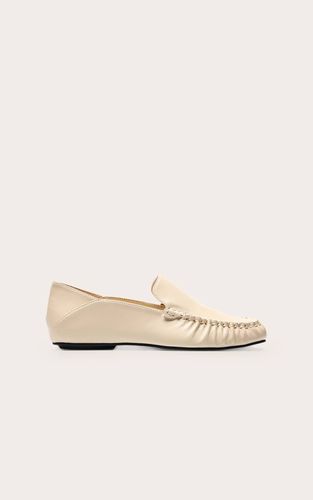 Cream Mocassin Bateau En Synthétiquecuir Avec Détail Froncé | Taille 38 - PrettyLittleThing - Modalova