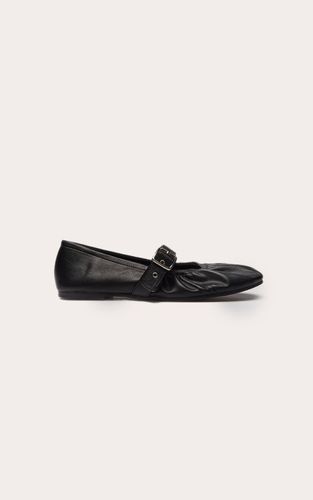 Black Ballerine En Synthétiquecuir Froncée Avec Détail Boucle | Taille 38 - PrettyLittleThing - Modalova