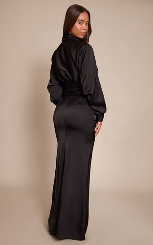Black Robe Longue Satinée À Manches Longues Et Décolleté Plongeant Plt Label | Taille 32 - PrettyLittleThing - Modalova