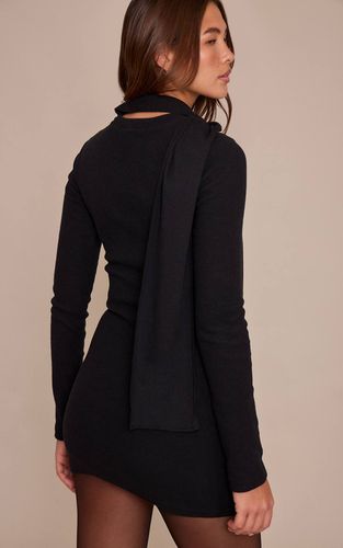 Black Robe Courte Ajustée À Manches Longues En Côtes Brossées Avec Détail Foulard | Taille 42 - PrettyLittleThing - Modalova