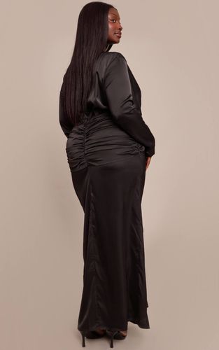 Black Robe Maxi Grande Taille En Satin Avec Drapé Torsadé Sur Le Devant | Taille 44 - PrettyLittleThing - Modalova