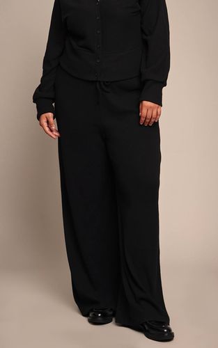 Black Pantalon Large Taille Basse Côtelé Doux Grande Taille Ensemble Coordonné | Taille 44 - PrettyLittleThing - Modalova