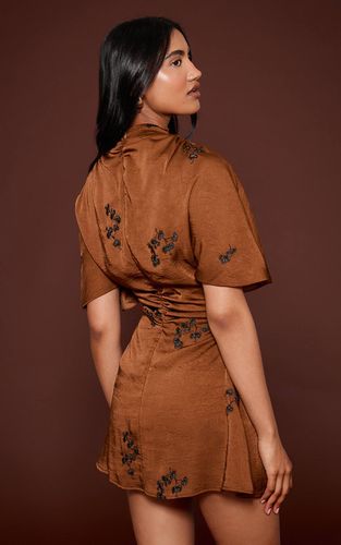 Brown Robe Mini En Satin Brodée | Taille 36 - PrettyLittleThing - Modalova