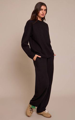 Black Pantalon Droit À Pinces En Côtes Brossées | Taille 42 - PrettyLittleThing - Modalova