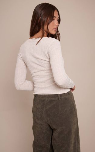 Cream Haut À Col Rond Et Manches Longues En Maille Torsadée | Taille 32 - PrettyLittleThing - Modalova