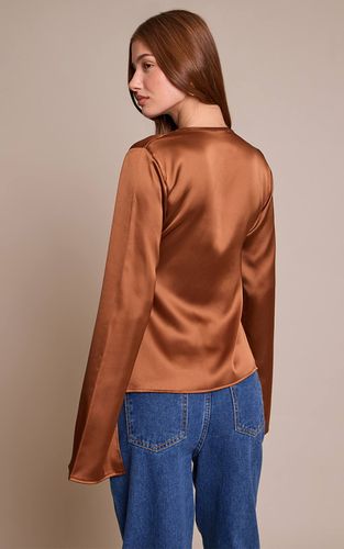 Brown Top À Manches Longues En Satin Avec Détail Nœud Sur Le Devant | Taille 32 - PrettyLittleThing - Modalova