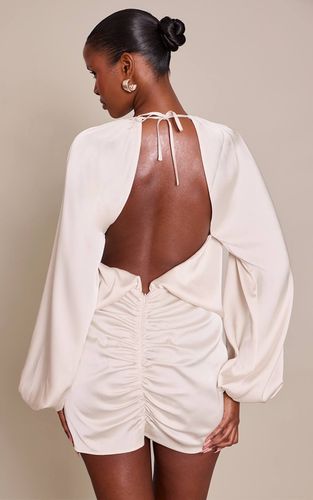Cream Robe Courte Portefeuille Satinée Froncée À Manches Longues | Taille 42 - PrettyLittleThing - Modalova