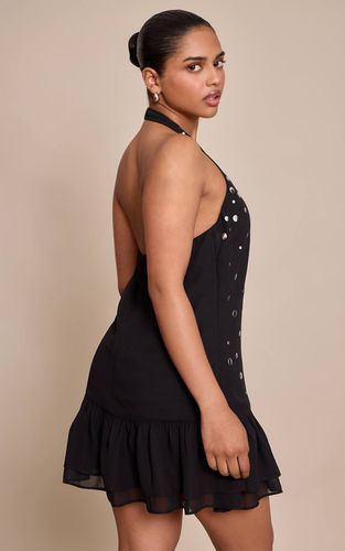 Black Robe Petite À Col Licou Avec Détails De Volants Et Clous | Taille 32 - PrettyLittleThing - Modalova