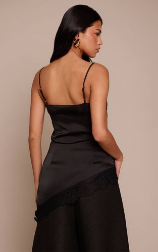 Black Top Asymétrique En Satin À Col Bénitier Avec Bordure En Dentelle | Taille 32 - PrettyLittleThing - Modalova