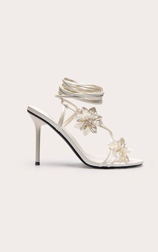 Cream Sandale À Talon Haut À Brides Avec Détail Fleur En Acrylique | Taille 36 - PrettyLittleThing - Modalova