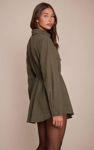 Khaki Robe Courte Cintrée À La Taille En Synthétique Avec Boutonnage | Taille 32 - PrettyLittleThing - Modalova