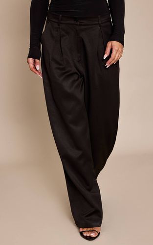 Black Pantalon Large En Satin Texturé | Taille 32 - PrettyLittleThing - Modalova
