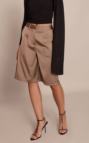 Mocha Short Bermuda Plissé En Satin | Taille 32 - PrettyLittleThing - Modalova