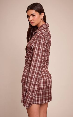 Brown Robe Chemise À Manches Longues À Rayures Tennis Avec Détail Cache-cœur | Taille 42 - PrettyLittleThing - Modalova