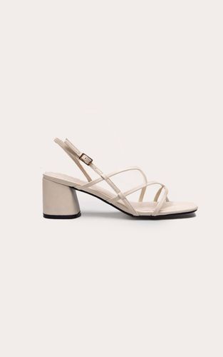 Cream Sandale À Talons Carrés Mi-hauts À Brides Métallisées Coupe Large | Taille 38 - PrettyLittleThing - Modalova