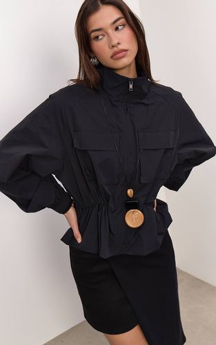 Black Coupe-vent Utilitaire Col Cheminée Taille Cintrée | Taille XS - PrettyLittleThing - Modalova