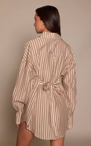 Cream Robe Chemise Courte À Rayures Avec Lien Au Dos | Taille 32 - PrettyLittleThing - Modalova