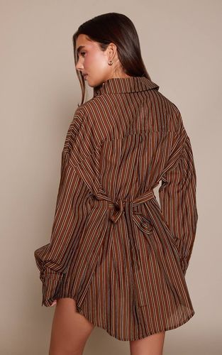 Brown Robe Chemise Courte À Rayures Avec Lien Au Dos | Taille 32 - PrettyLittleThing - Modalova