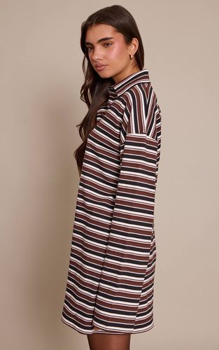 Brown Robe Droite À Manches Longues Et Col Rayé | Taille 32 - PrettyLittleThing - Modalova