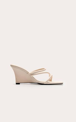 Cream Mule Compensée À Brides En Synthétiquecuir | Taille 38 - PrettyLittleThing - Modalova