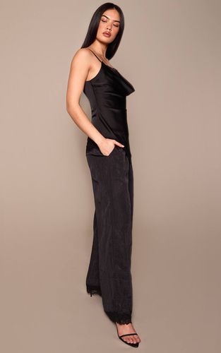 Black Pantalon En Satin Texturé Avec Finition En Dentelle | Taille 42 - PrettyLittleThing - Modalova
