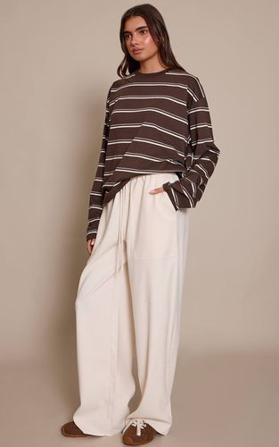 Cream Pantalon Taille Basse Ajusté Avec Cordon De Serrage En Tissu Brossé | Taille 42 - PrettyLittleThing - Modalova