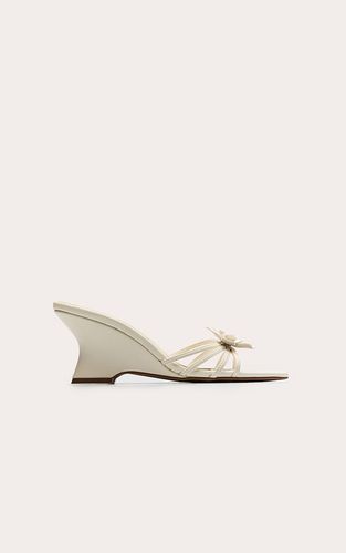 Cream Mules Compensées À Brides Et Ornement Floral Coupe Large | Taille 40 - PrettyLittleThing - Modalova
