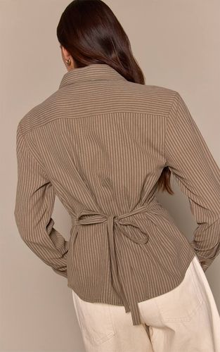 Mocha Chemise Ajustée À Épaulettes En Peau De Pêche Rayée | Taille 42 - PrettyLittleThing - Modalova