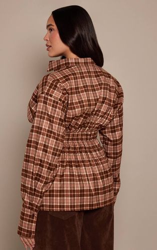 Brown Chemise Grande Taille À Carreaux Avec Taille Froncée | Taille 46 - PrettyLittleThing - Modalova