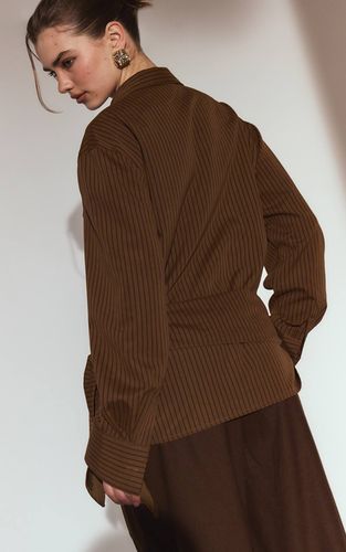 Dark Brown Chemise Oversize À Rayures Avec Taille Nouée | Taille 32 - PrettyLittleThing - Modalova