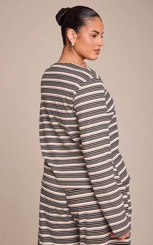 Black Haut Ajusté Côtelé Doux À Rayures Avec Boutons Coordonné Grande Taille | Taille 46 - PrettyLittleThing - Modalova