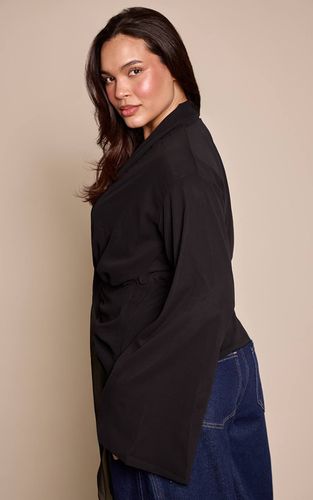 Black Blouse En Mousseline À Détail Drapé Cintré Grande Taille | Taille 46 - PrettyLittleThing - Modalova