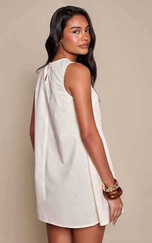Cream Robe Droite Sans Manches Col Bateau Aspect Lin | Taille 42 - PrettyLittleThing - Modalova