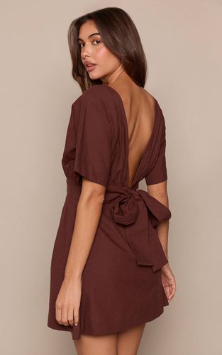 Brown Robe Droite Col Bateau Aspect Lin Chocolat | Taille 32 - PrettyLittleThing - Modalova