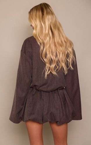 Brown Chemisier À Rayures Fines Brossées Avec Liens Devant | Taille 42 - PrettyLittleThing - Modalova