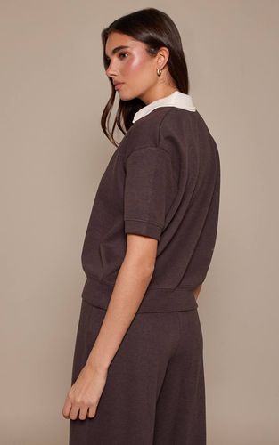 Brown Haut Polo À Col Avec Écusson Coordonné | Taille 42 - PrettyLittleThing - Modalova